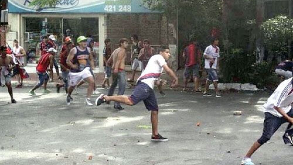 El año pasado.  Aquiles, con quepis, pasó un mes preso en 2015 por apedrear un ómnibus.