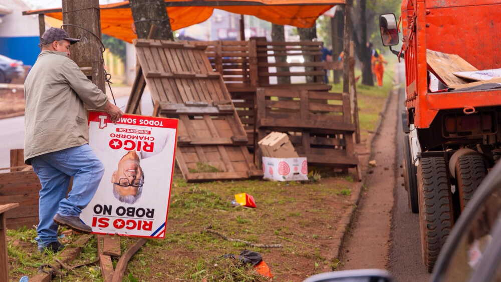 Retiran propaganda política instalada en espacios públicos de Ciudad del Este Retiran propaganda política instalada en espacios públicos de Ciudad del Este