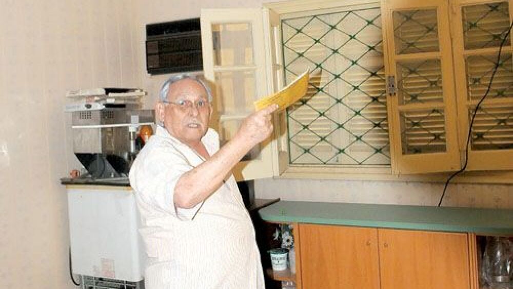 Perjuicio.  Pedro Ozuna muestra algunos  daños.