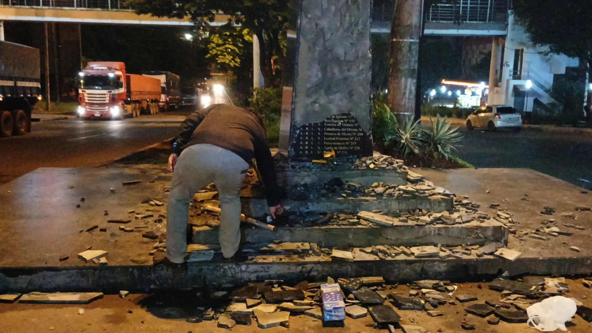 Celso Kelembú Miranda destruye polémico monolito masónico en CDE Celso Kelembú Miranda destruye polémico monolito masónico en CDE