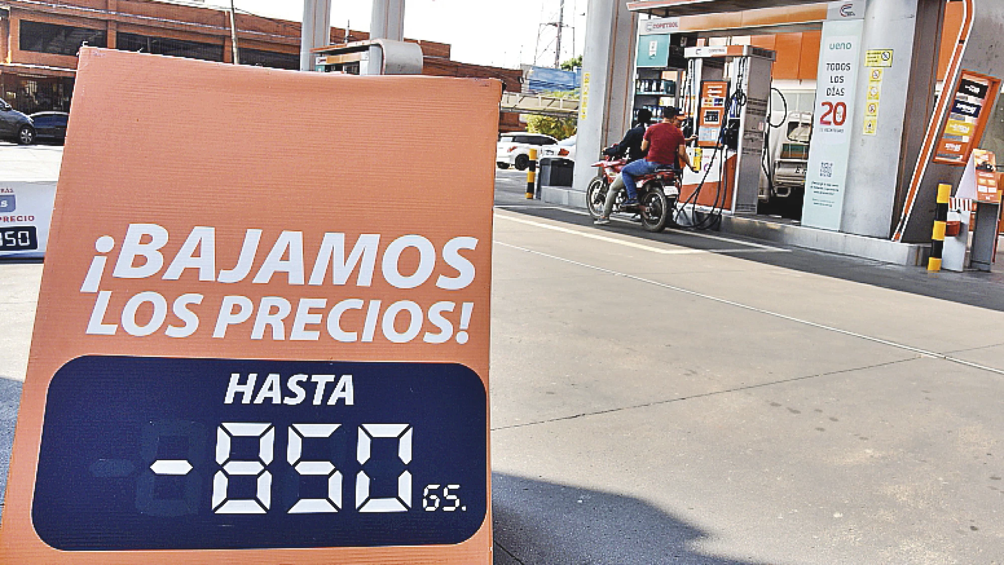 Más emblemas se suman a la baja de los combustibles Más emblemas se suman a la baja de los combustibles