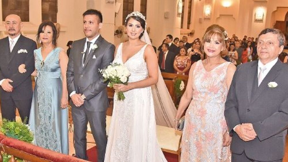 La pareja con sus padrinos, Emilio Tilería Ojeda y Griselda Palacios de Tilería;  Juana Benítez de Vargas y Nery Vargas.