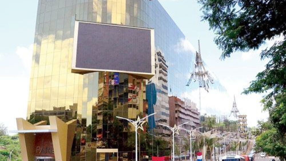 Imponente.  El Shopping París, una de las grandes obras de lujo  que hoy ya son un atractivo en Ciudad del Este.