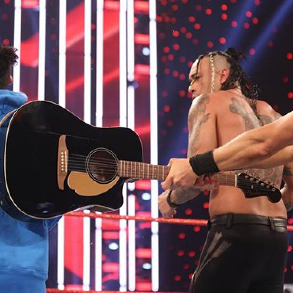 Bad Bunny Rizz Bad Bunny recibió un fuerte guitarrazo de The Miz en WWE - La radio que ...
