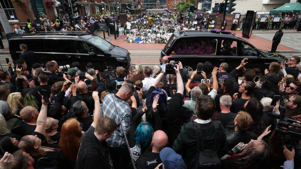 Cortejo fúnebre del músico Ozzy Osbourne al pasar por el banco y puente de Black Sabbath en Birmingham, Reino Unido.