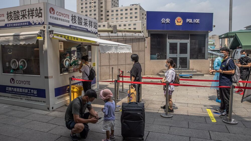 Hisopado. China detectó el viernes 99 nuevos casos, de los que 47 son contagios locales.