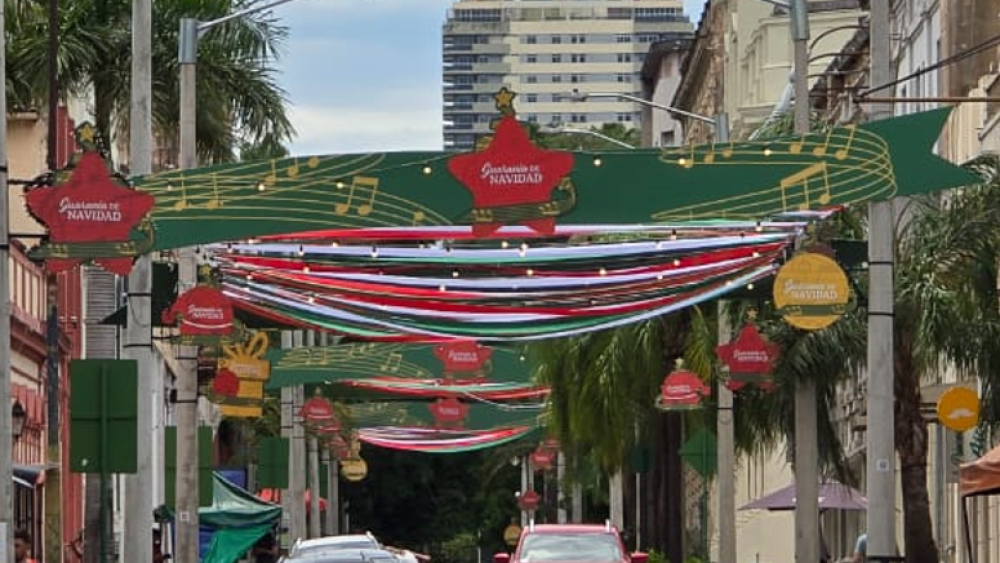 Adornos navideños en calle Palma, Asunción