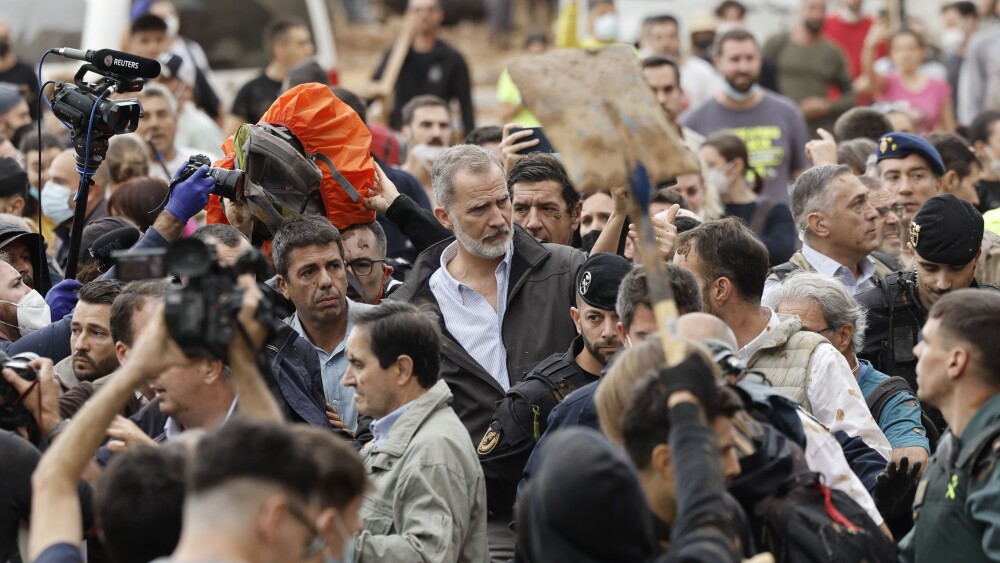 Insultos y lanzamiento de barro a la comitiva de los reyes al llegar al centro de Paiporta