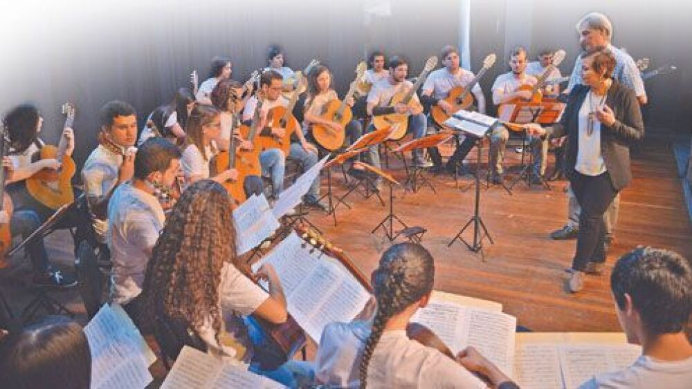 Trabajo intenso.    La maestra Berta Rojas y los maestros adjuntos   acompañan el proceso formativo de los integrantes.
