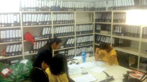 Evidencia.  Una comitiva fiscal corrobora los documentos incautados en Ciudad del Este.