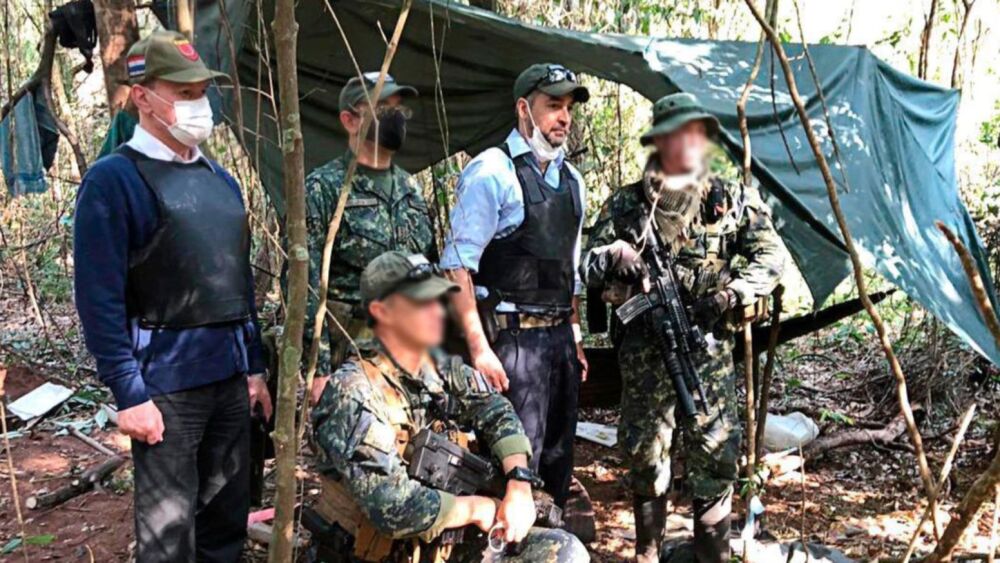 Armado. El jefe de Estado posó para la foto oficial en el campamento del EPP, hallado ayer, con un arma en la cintura.
