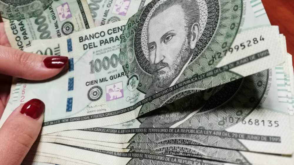 dinero-billetes-pago-guaranies-salarios-2.jpg