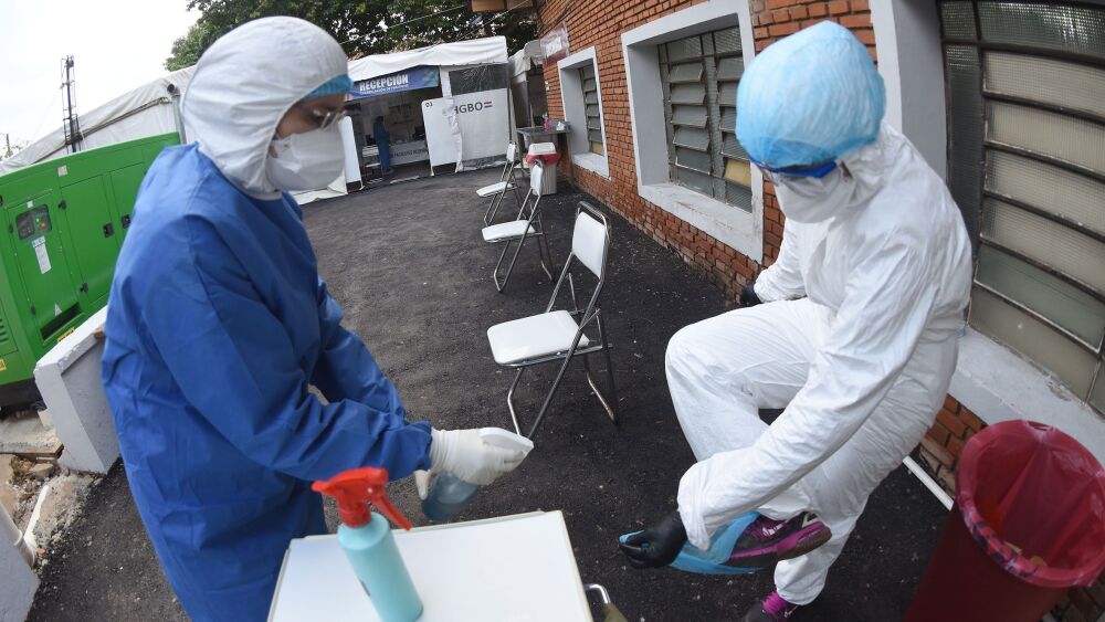 Pais proceso de la prueba de hisopado COVID - 19 . Hospital de Barrio obrero._yy66_20383728.jpg