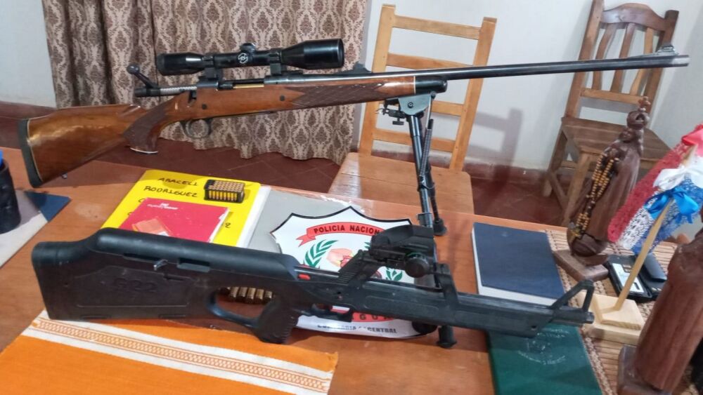 Evidencias. Las armas están en poder de los intervinientes.