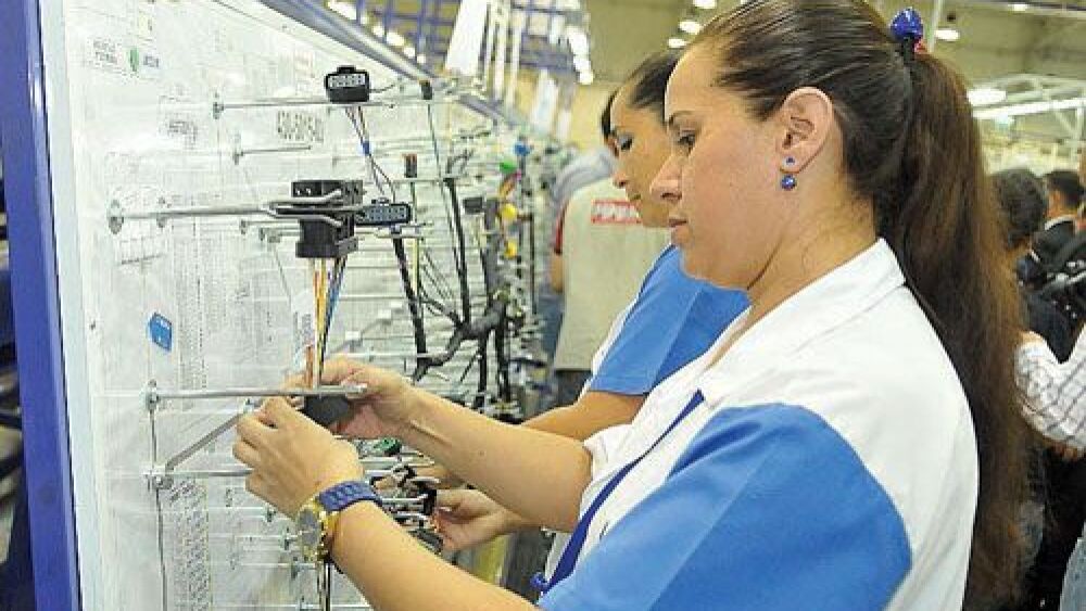 Empleo.  Trabajadores de Leoni en plena producción.
