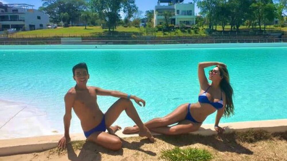 Jazmín y Toñito Gaona posaron contentos en las instalaciones del condominio, sus diminutas prendas habría provocado la incomodidad de las doñas chuchis que viven en el lugar.