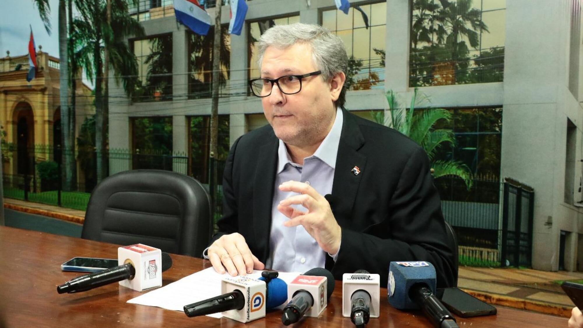 Santiago Peña firma decreto del etanol mientras la polémica por campañas sucias y la designación del Cartel de los Soles marcan su gestión — image 1