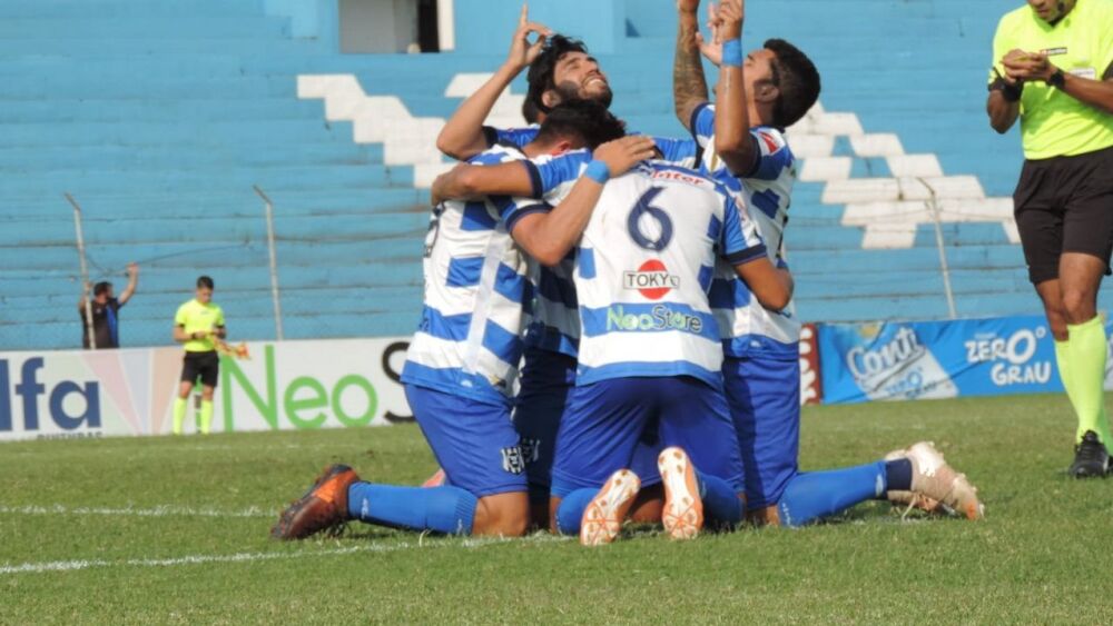 Golpazo. El Gallo goleó 3-0 a Atyrá en la Terraza del País.