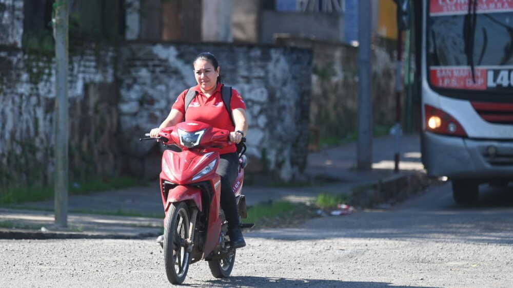 Gente sin casco en moto