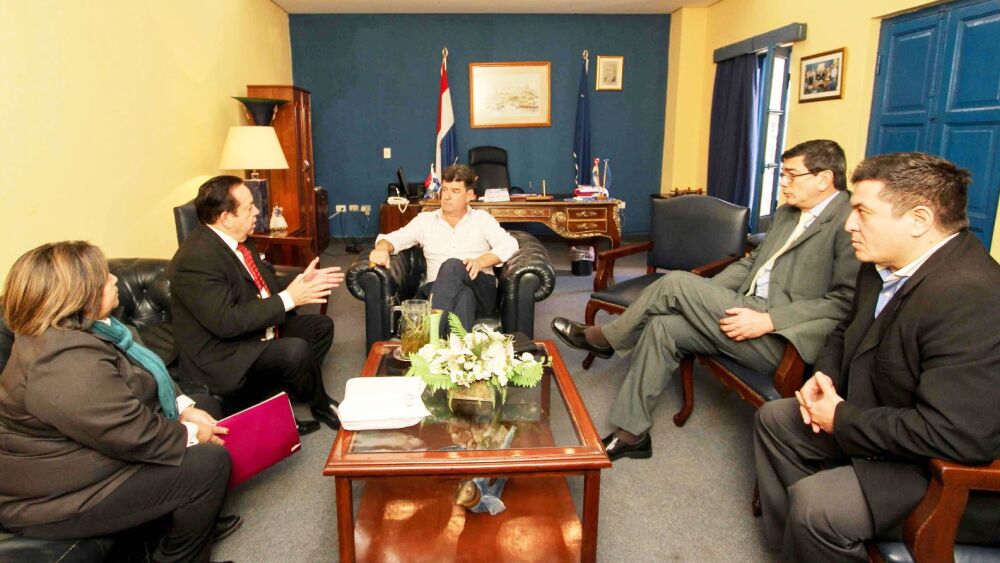 Distancia.  El PLRA requiere garantías para avalar el proceso electoral. Para ello, Alegre se reunió con funcionarios del TSJE.