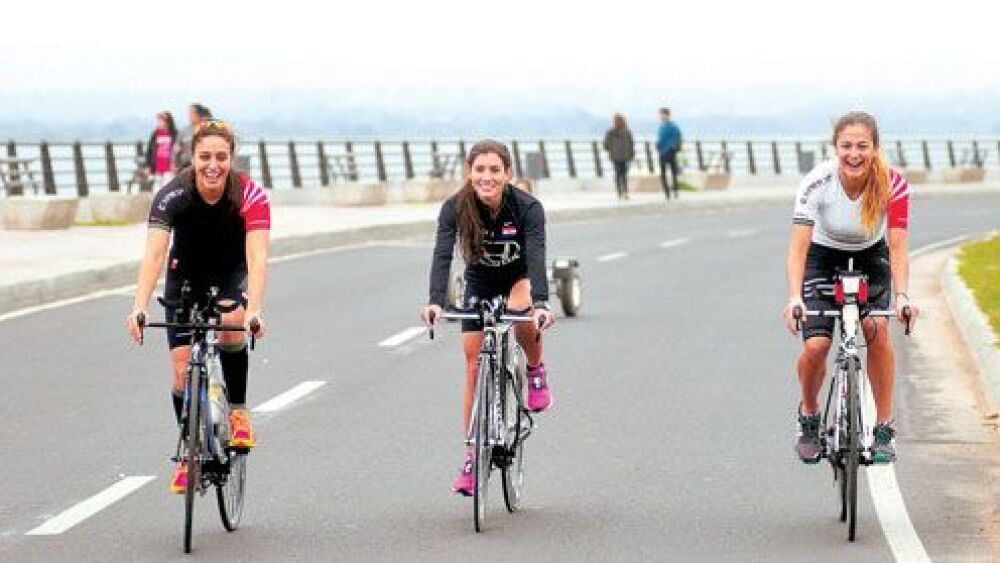 En la Costanera.  Las chicas, con toda su gracia, entrenan  en la Costanera de Asunción,  rutina diaria que siguen para el Mundial.