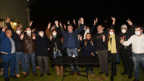 Celebración. Luego de  analizar  su nueva victoria al frente del PLRA, Alegre celebró en su residencia con sus aliados.