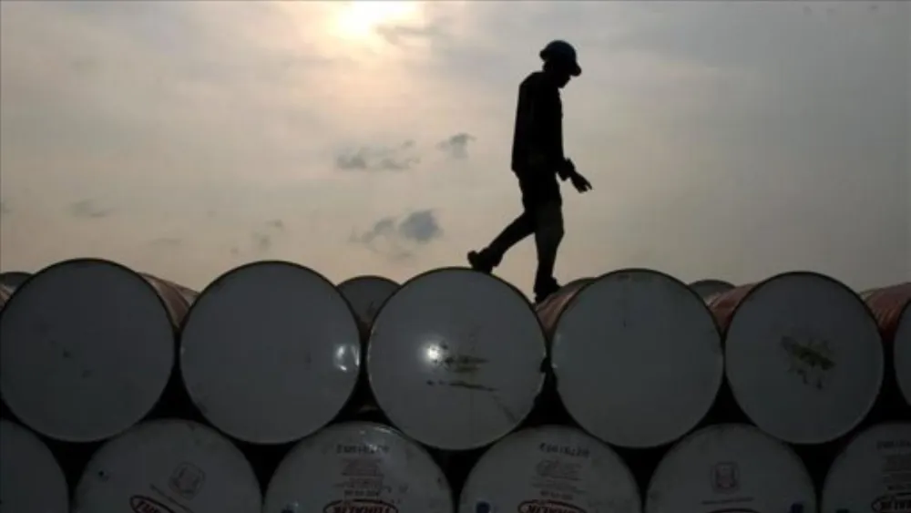 El petróleo baja tras previsiones de menor demanda mundial El petróleo baja tras previsiones de menor demanda mundial