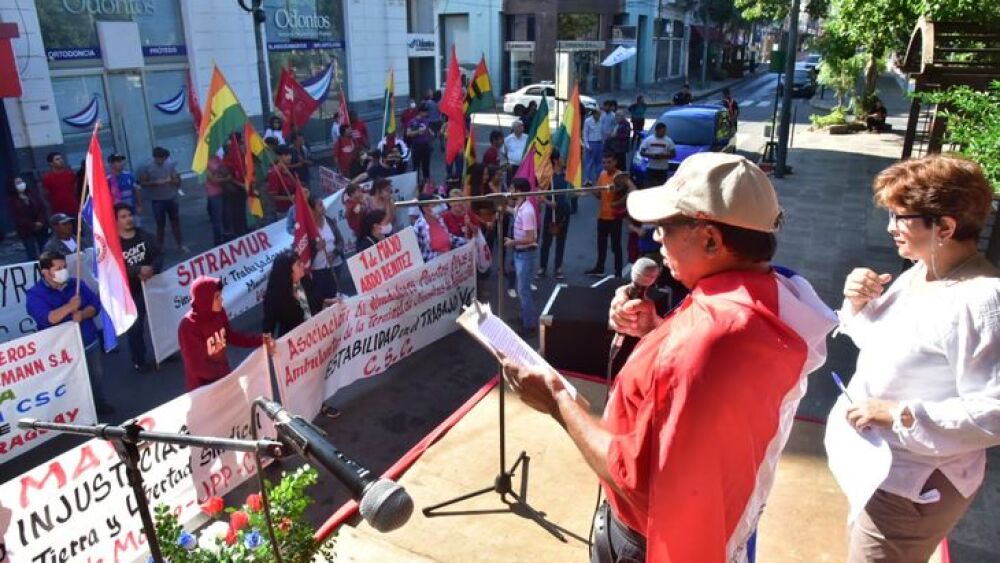 Los trabajadores realizaron un acto frente al Panteón de los Héroes.