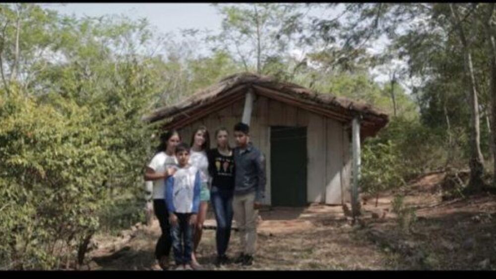 Rocío Adorno no siente vergüenza de contar su historia y sus orígenes humildes, hasta hace un par de años su familia vivía en una precaria casita, hoy la cuerona pudo darle un mejor hogar a su madre y sus hermanos, también se está dando el gusto de viajar y conocer nuevos lugares alrededor del mundo y al mismo tiempo trabajar.