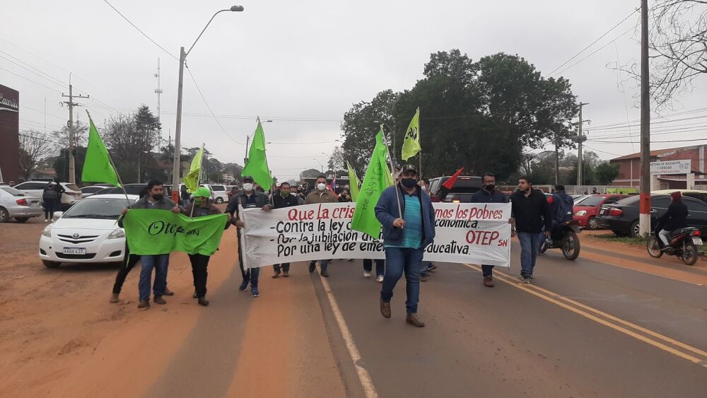 Medida de fuerza. Docentes cierran de manera intermitente la ruta PY08 en San Pedro.