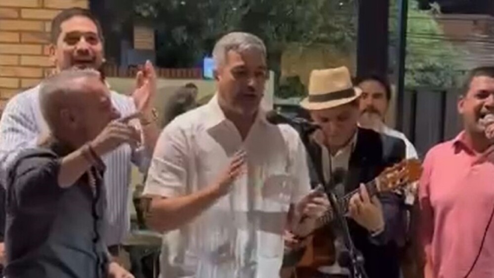 Mario Abdo canta.jpg