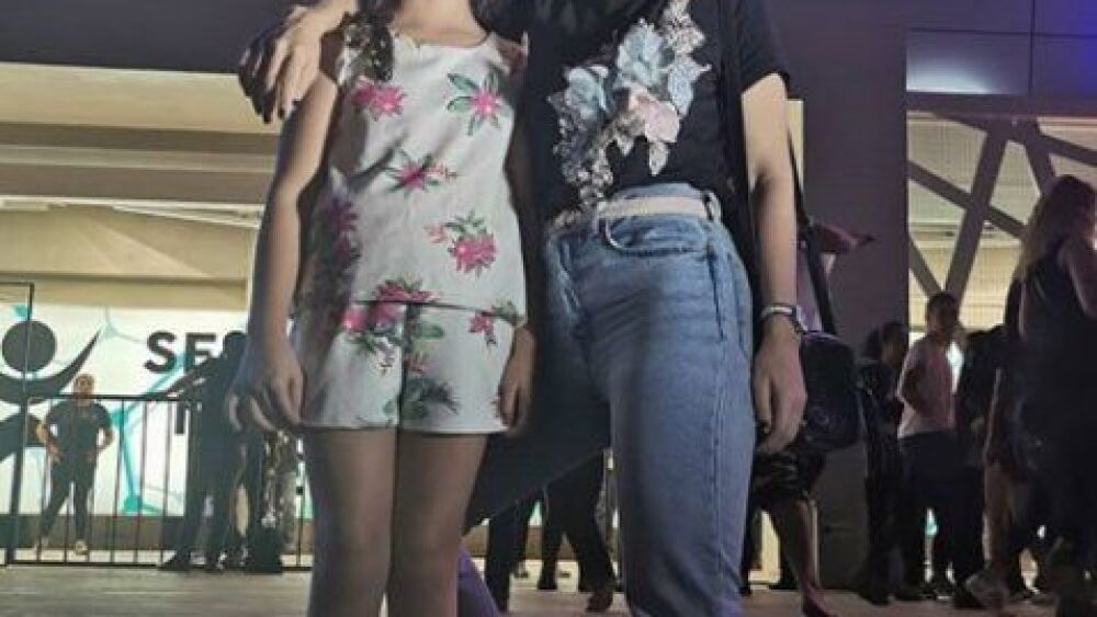 La conductora de televisión Amparo Velázquez comentó que le prometió a su hija Ame llevarle al concierto de   su ídolo, Paulo Londra. Destacó que le encantó el show del artista argentino.