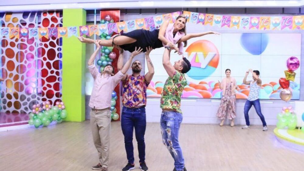 Sanie López Garelli y los bailarines, durante el festejo mañanero.