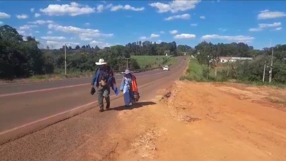 Mujer camina 300 kilómetros hasta Caacupé anhelando “un Paraguay sin corrupción” Mujer camina 300 kilómetros hasta Caacupé anhelando “un Paraguay sin corrupción”