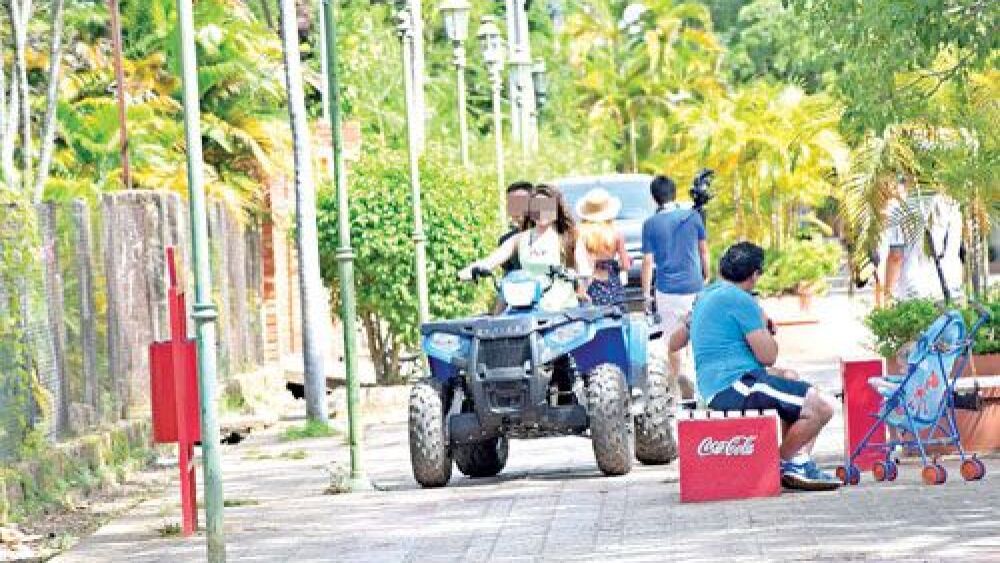 ¿Peatonal?  Jóvenes  a bordo de un cuaci, sin protección y usurpando espacio de peatones.