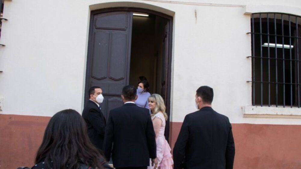 Por atrás. Las consuegras, María Montaña y Patricia del Monico Bendlin, intentando eludir a la prensa y los manifestantes, salieron por la parte de atrás de la Catedral Metropolitana.