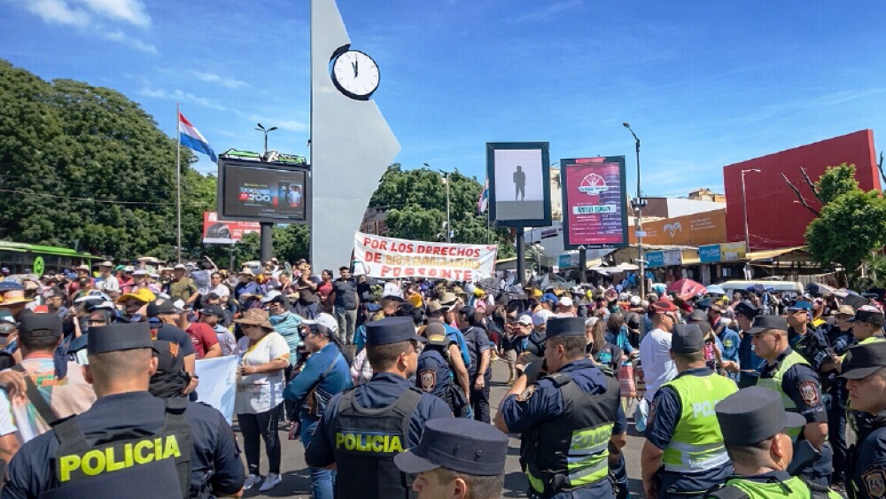 Colapso. Realizaron su acto en la zona primaria del puente..jpg
