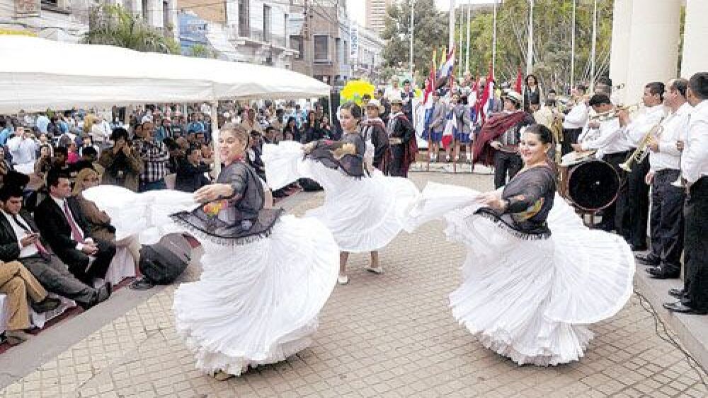 De fiesta. Los bailarines y músicos se unieron al festejo del pueblo por el Día de la Amistad.