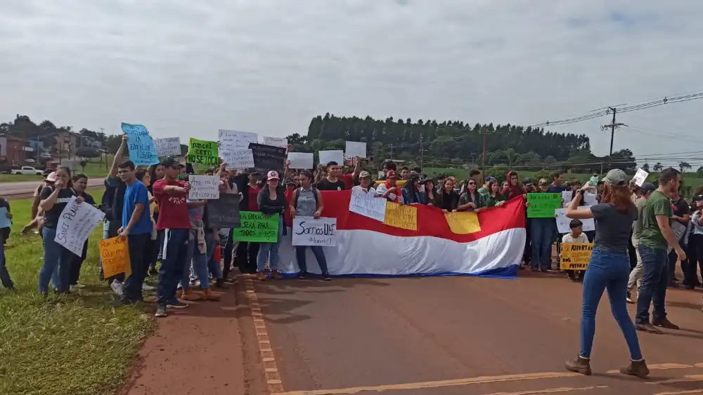 Estudiantes de la UNE cierran ruta PY02 en defensa del Arancel Cero Estudiantes de la UNE cierran ruta PY02 en defensa del Arancel Cero