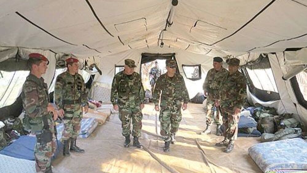Presencia.  Bajo carpas, los efectivos militares permanecen en alerta en la zona norte.