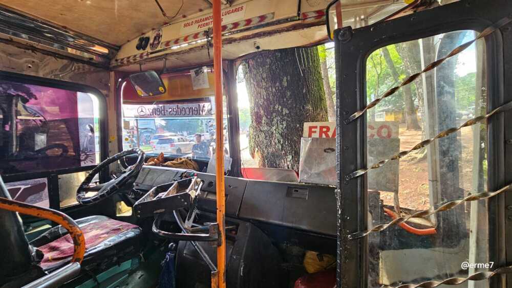 Interior del bus chatarra que sufrió accidente en CDE.jpeg