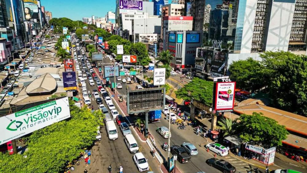 Filas de vehículos en Ciudad del Este.jpg