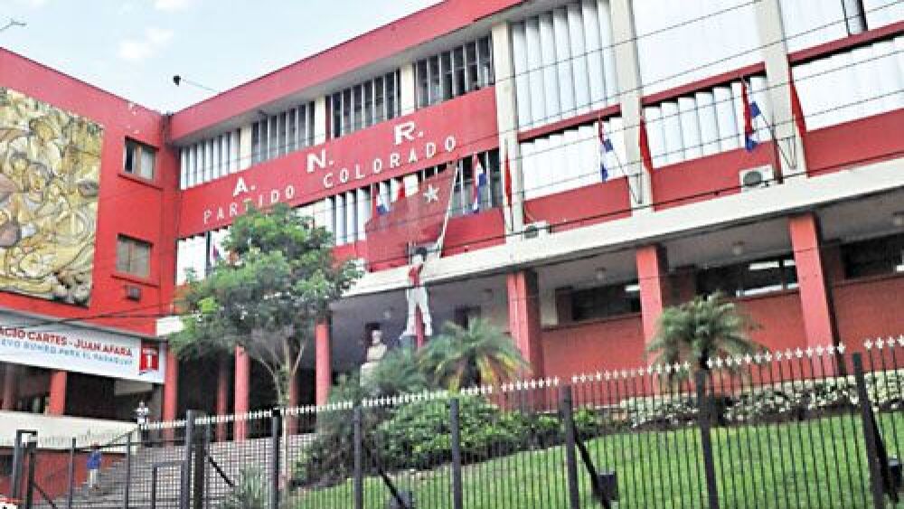 En aprietos.  La Junta de Gobierno debe recibir a un nuevo presidente el 28 de abril  en medio de una crisis económica.