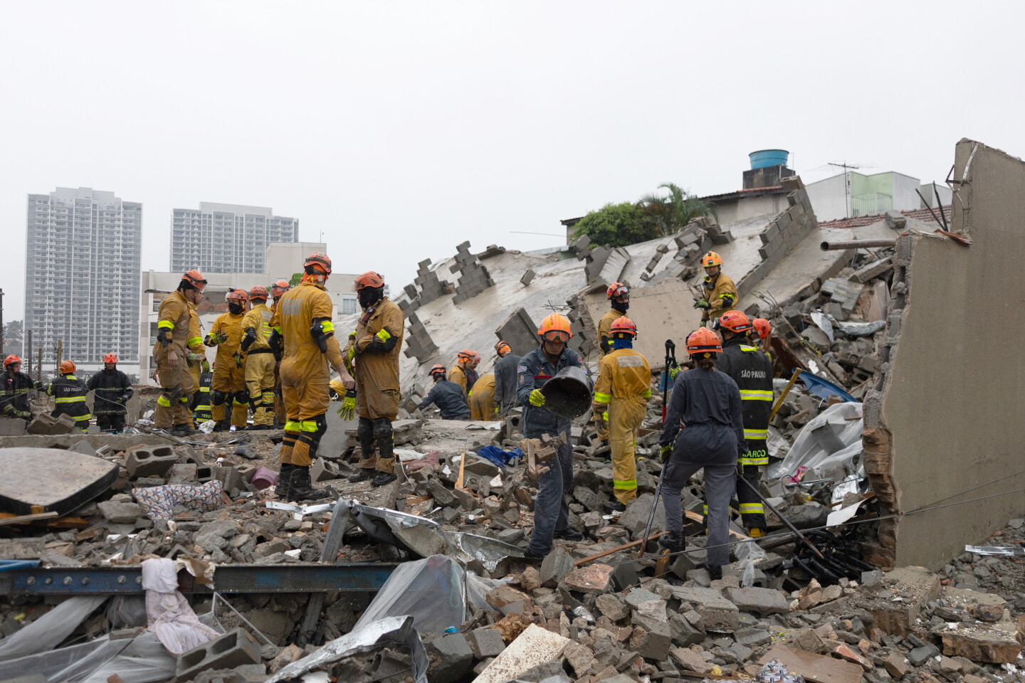 Derrumbe de edificio en construcción sobre una casa en São Paulo