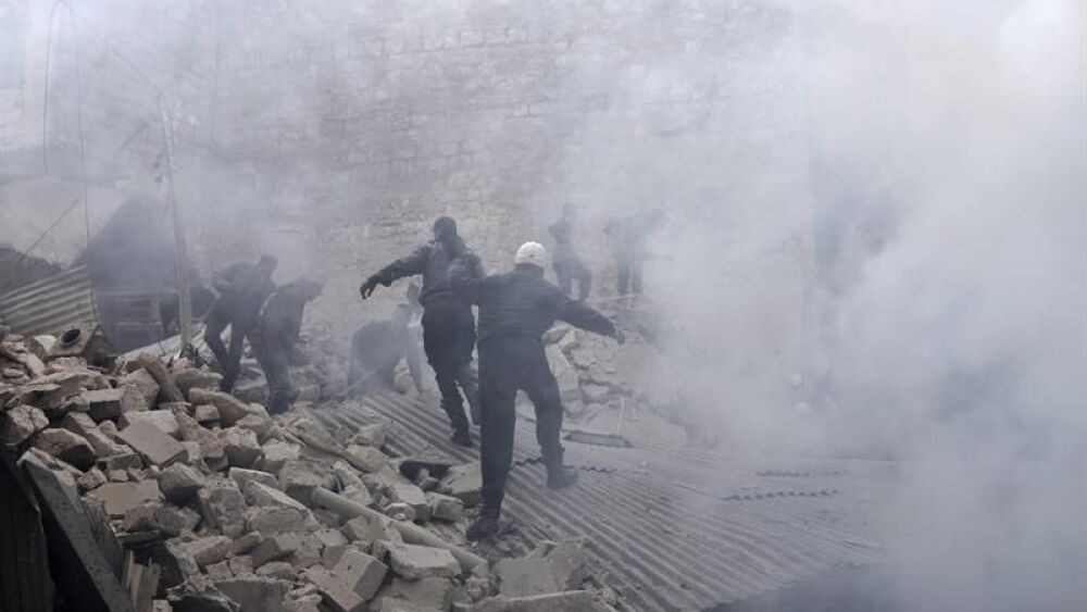 Civiles y miembros de los servicios de rescate acudiendo al lugar donde se registró un ataque aéreo en Alepo, Siria. EFE/Archivo