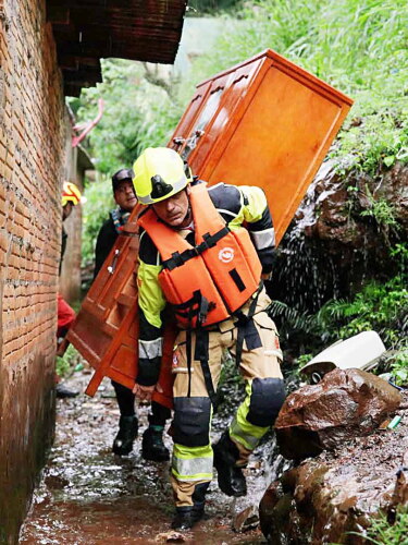 Bomberos españoles que estaban ofreciendo capacitación en la zona también trabajo en la evacuación.jpg
