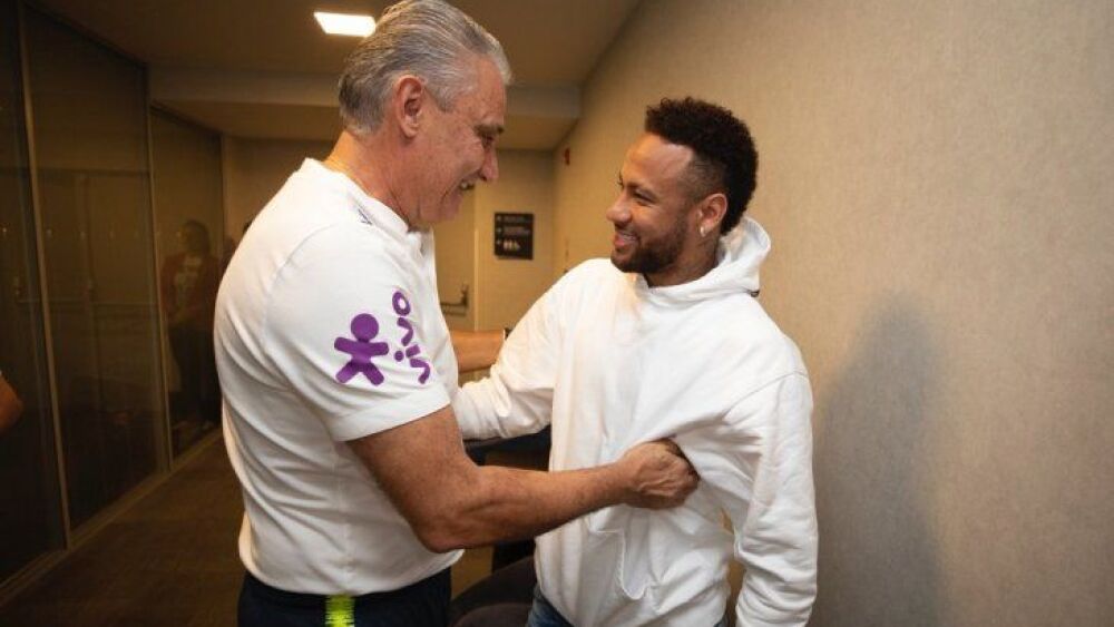 Neymar se saluda con el entrenador Tite.