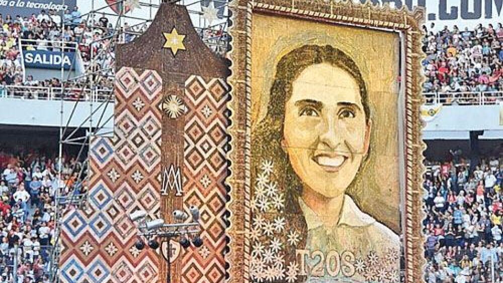 Esperada visita.   La obra fue creada con más de 70.000 rosarios de los devotos de todo el mundo.