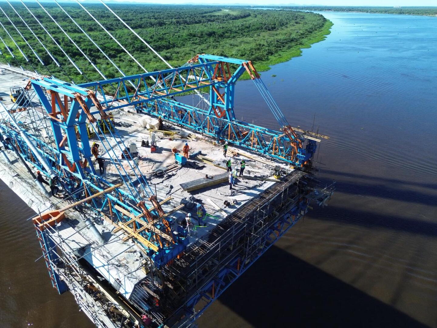 Primer puente con Brasil sobre el río Paraguay entra en su tramo final