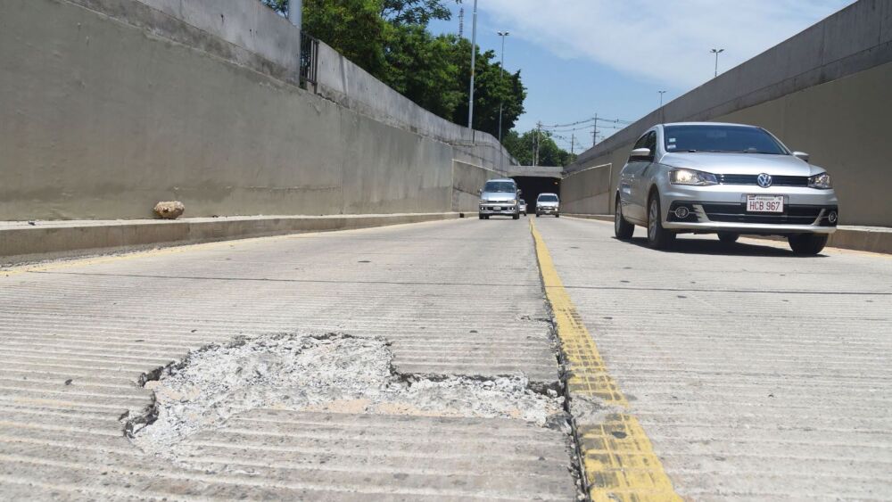 Nueva estructura.   El bache del túnel de la Autopista Ñu Guasu sigue agrandándose con el aumento del tránsito.